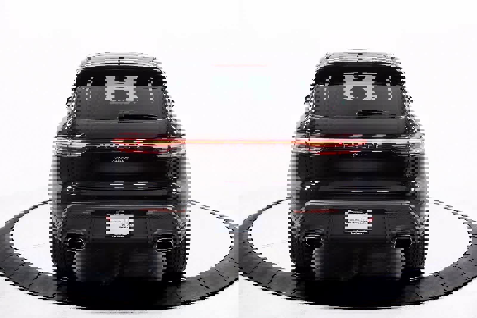 Certified 2025 Porsche Macan image 6