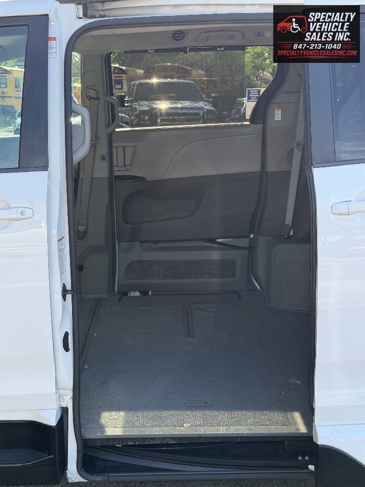Used 2016 Toyota Sienna LE FWD image 21