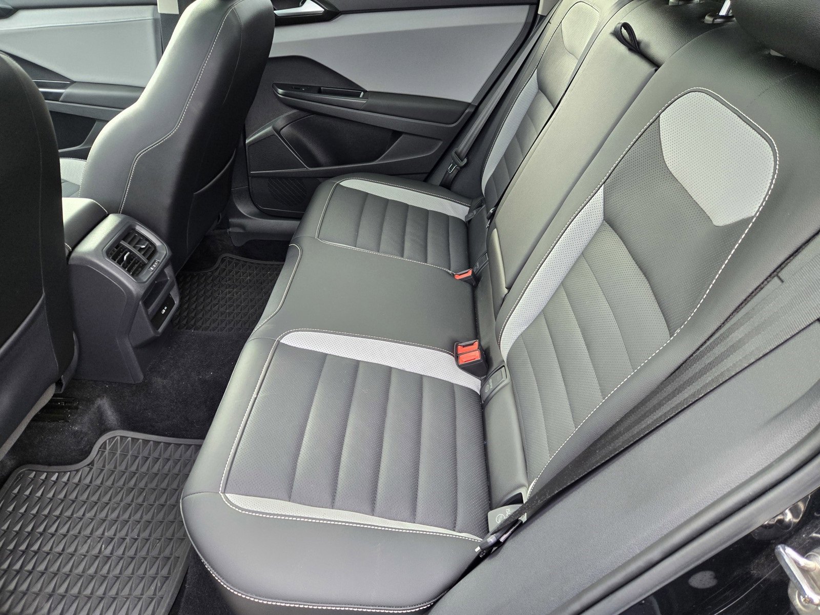 Used 2022 Volkswagen Taos SEL image 12