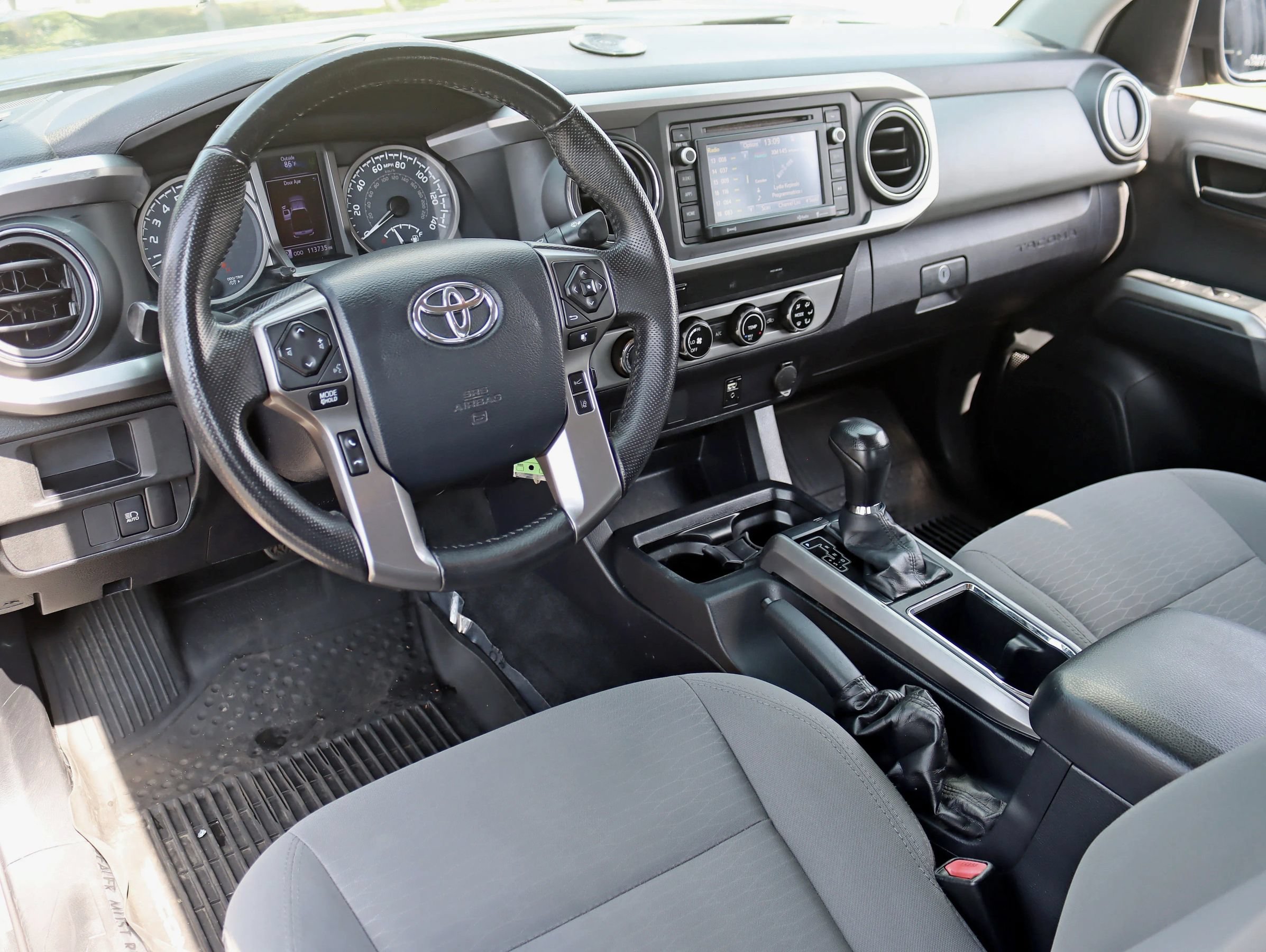 Used 2018 Toyota Tacoma SR5 AWD/4WD image 17