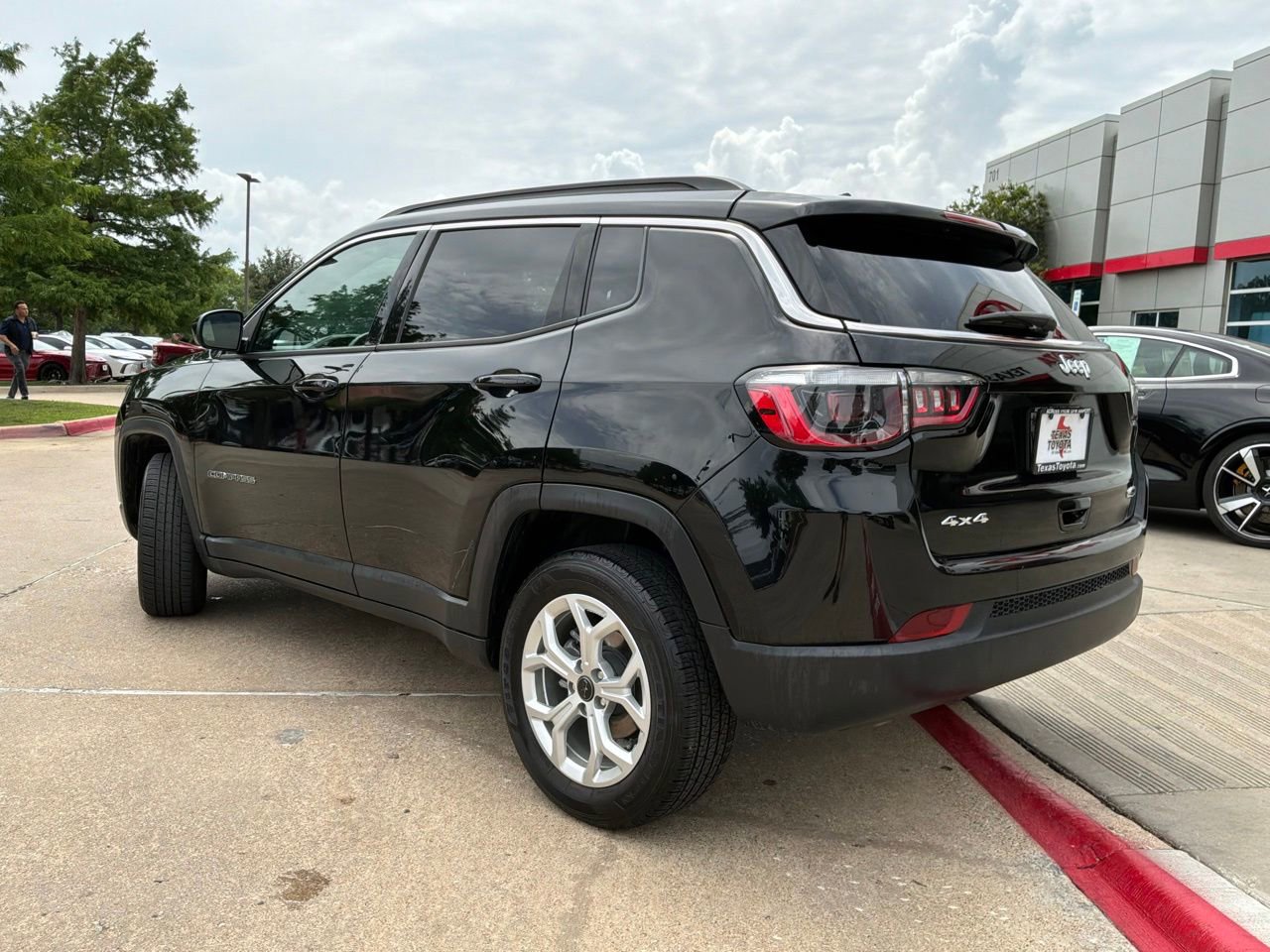 Used 2025 Jeep Compass Latitude AWD/4WD image 8