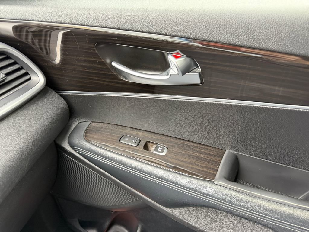 Used 2019 Kia Sorento LX image 33