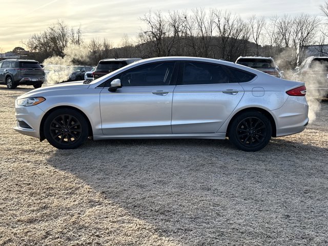 Used 2017 Ford Fusion SE w/ Fusion SE Technology Package image 3
