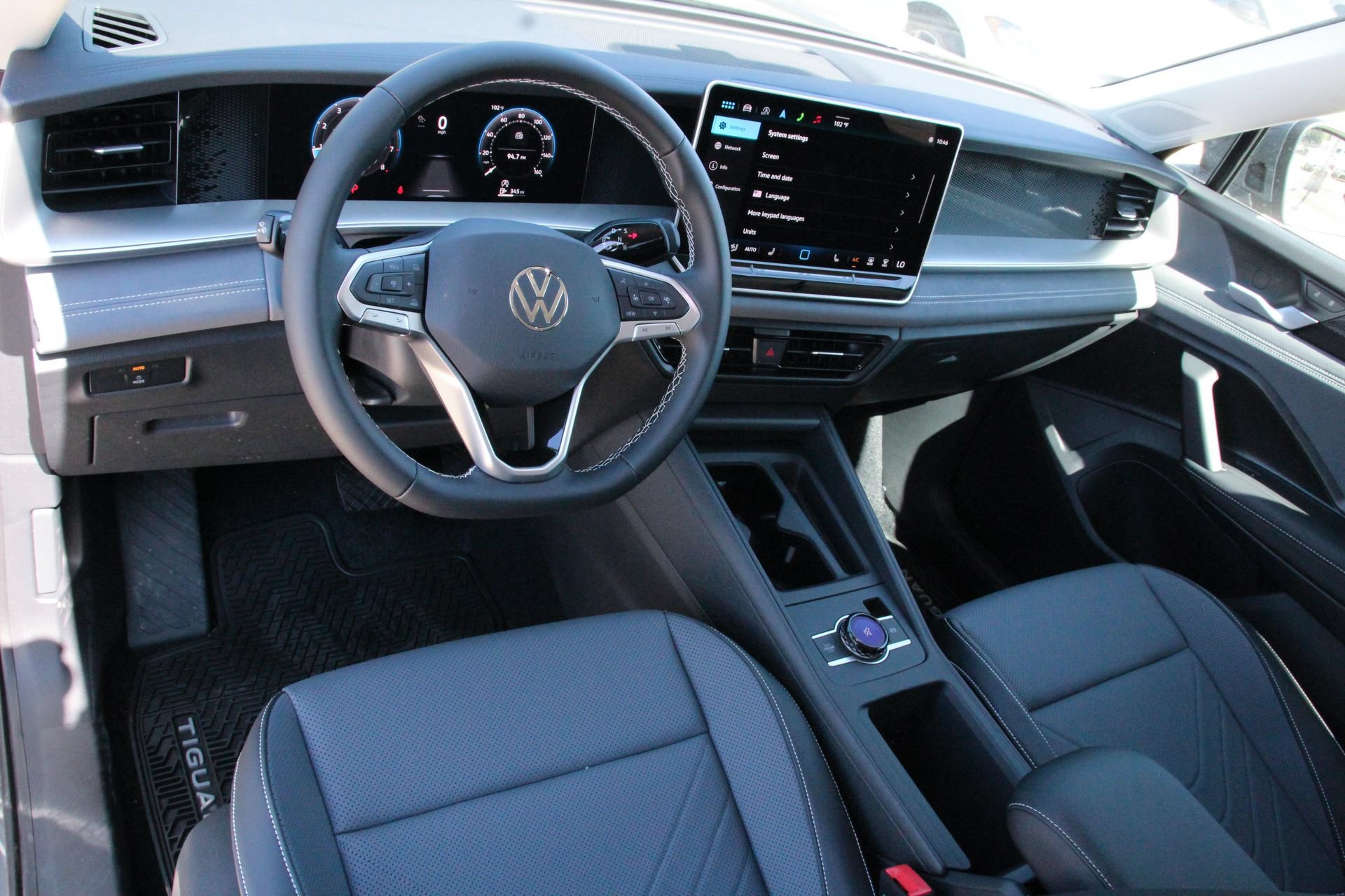 Certified 2025 Volkswagen Tiguan SE FWD image 9