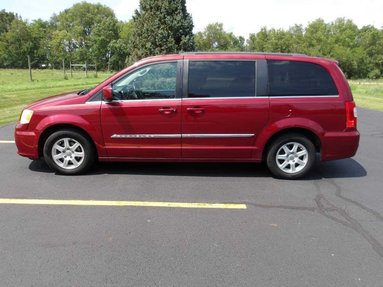 Used 2011 Chrysler Town & Country Touring FWD image 2