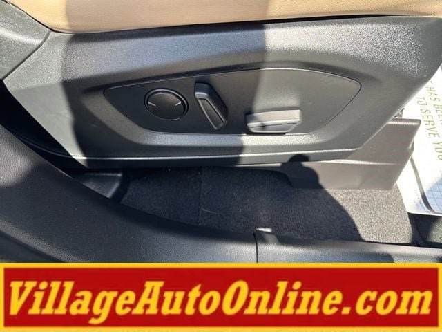 Used 2022 Ford Explorer XLT w/ Equipment Group 202A AWD/4WD image 43