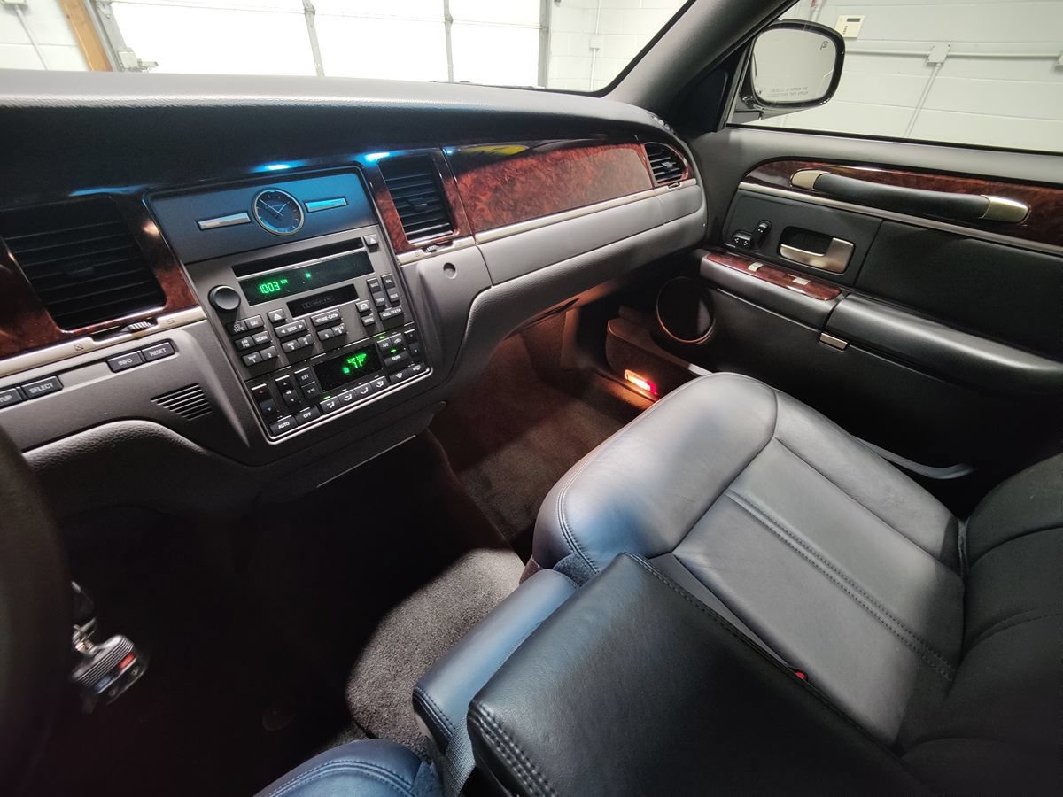 Used 2011 Lincoln Town Car Executive L RWD image 36