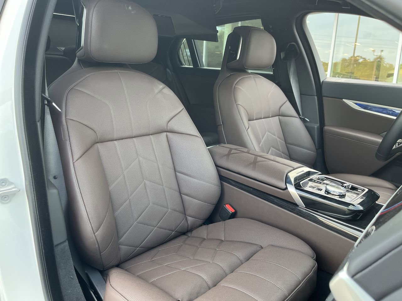 Used 2025 BMW 740i w/ Premium Package RWD image 37