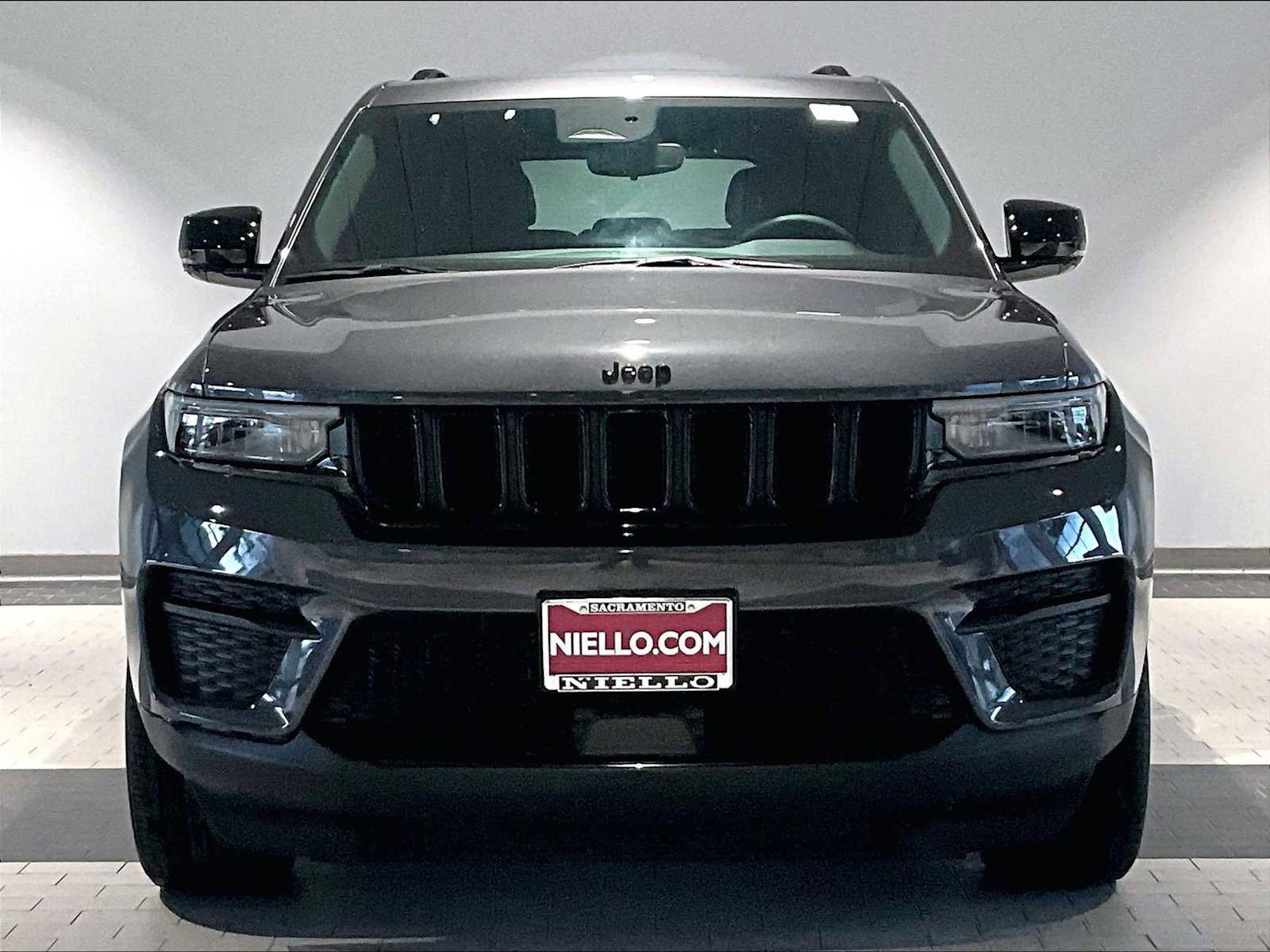 Used 2023 Jeep Grand Cherokee Altitude image 13