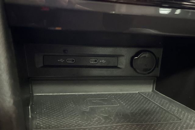 Certified 2022 Volkswagen Tiguan SE R-Line FWD image 38