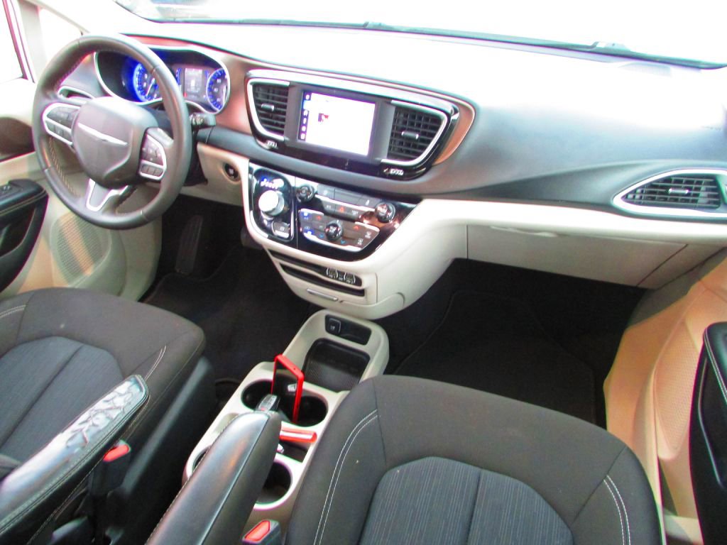 Used 2022 Chrysler Voyager LX image 19