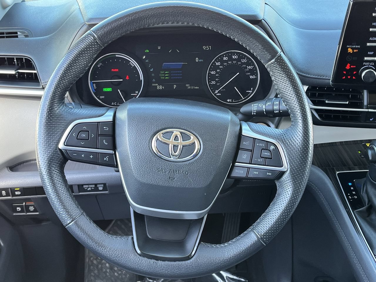 Used 2024 Toyota Sienna Limited FWD image 11