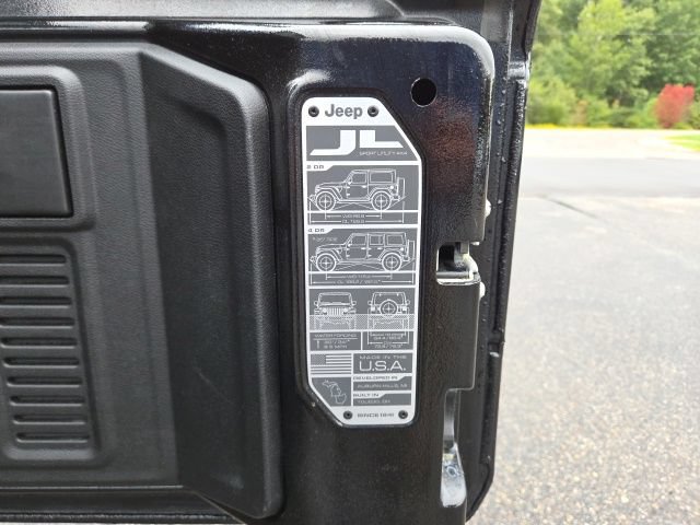 Used 2024 Jeep Wrangler Unlimited Sahara w/ Technology Group AWD/4WD image 52