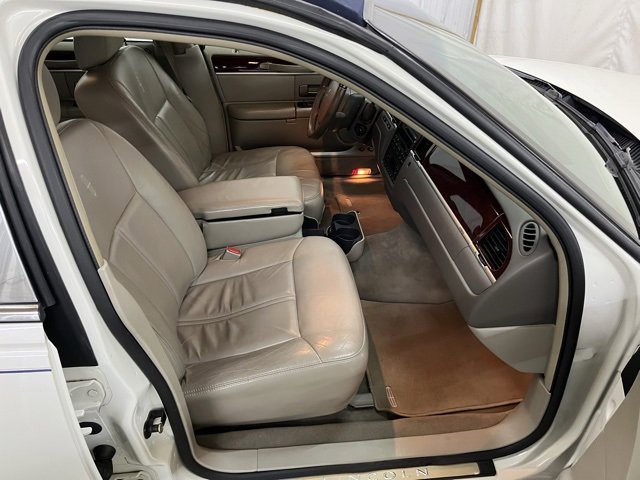 Used 2005 Lincoln Town Car Signature Limited image 21