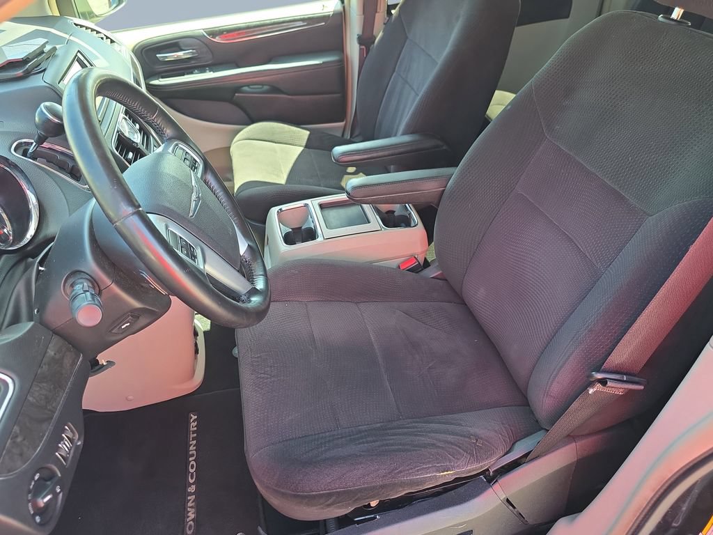 Used 2011 Chrysler Town & Country Touring FWD image 11