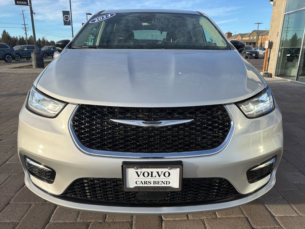 Used 2024 Chrysler Pacifica Touring-L FWD image 3