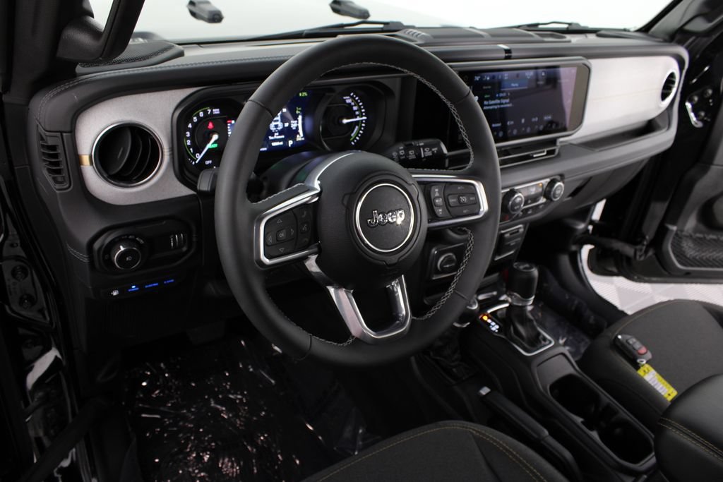 Used 2025 Jeep Wrangler Unlimited Sahara w/ Safety Group AWD/4WD image 8