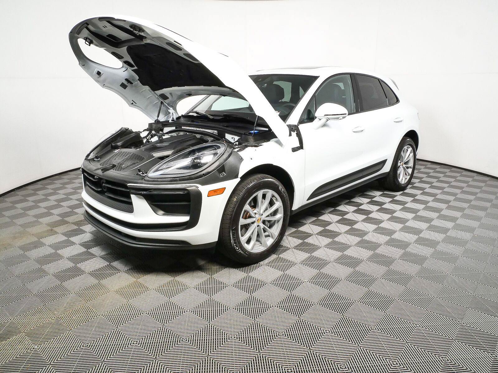 Certified 2025 Porsche Macan Turbo AWD/4WD image 35