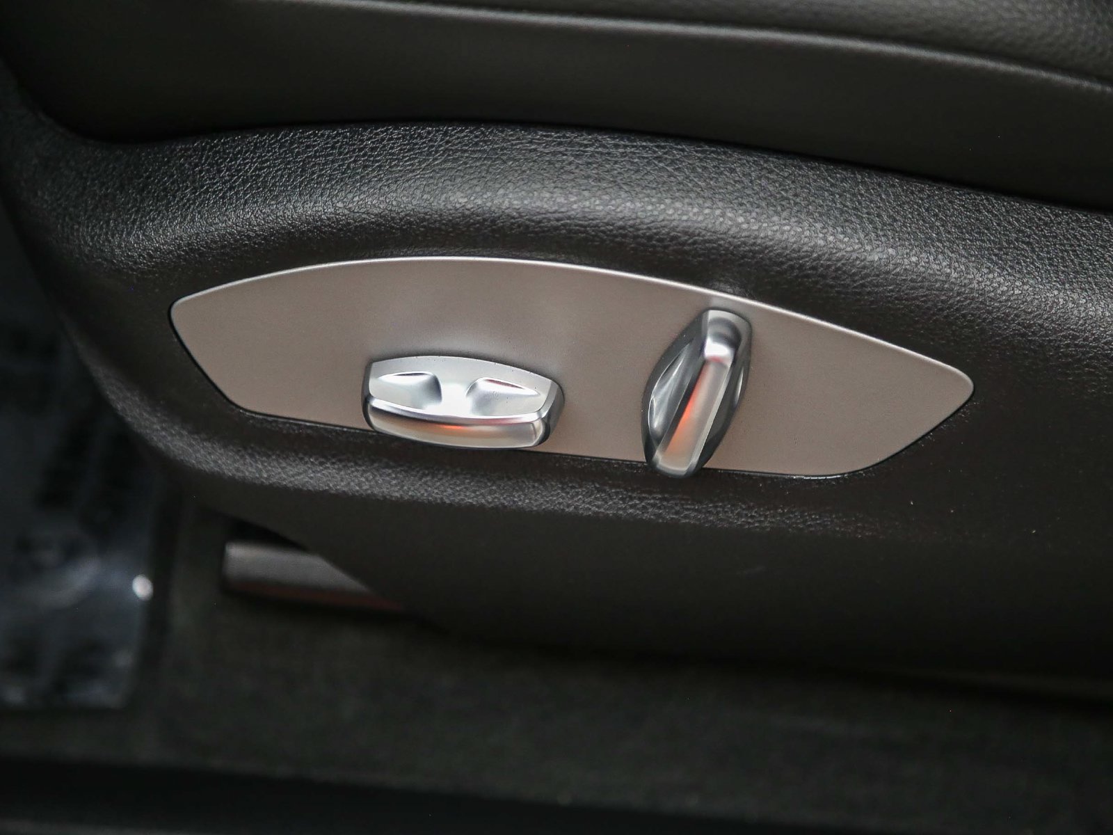Certified 2022 Porsche Macan AWD/4WD image 23