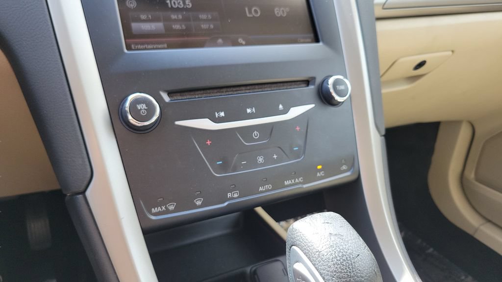 Used 2014 Ford Fusion SE FWD image 18