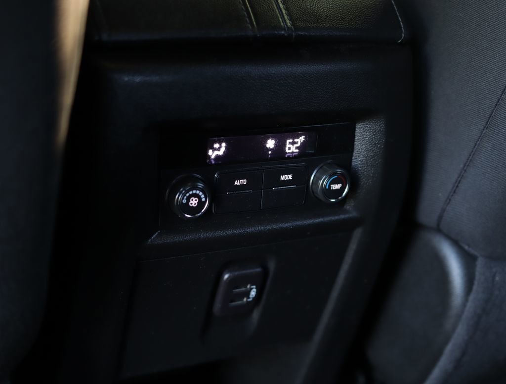 Used 2023 Chevrolet Traverse LT FWD image 26