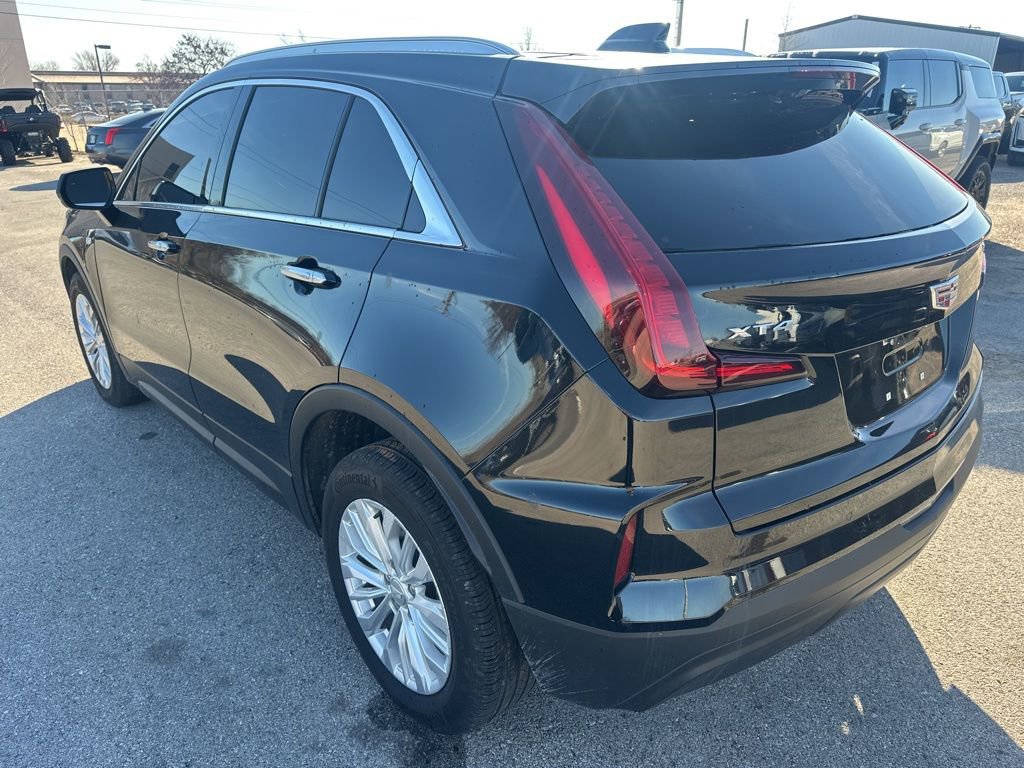 Used 2024 Cadillac XT4 Luxury w/ Cold Weather Package FWD image 2