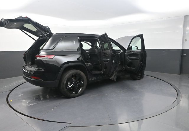 Used 2025 Jeep Grand Cherokee Altitude AWD/4WD image 36