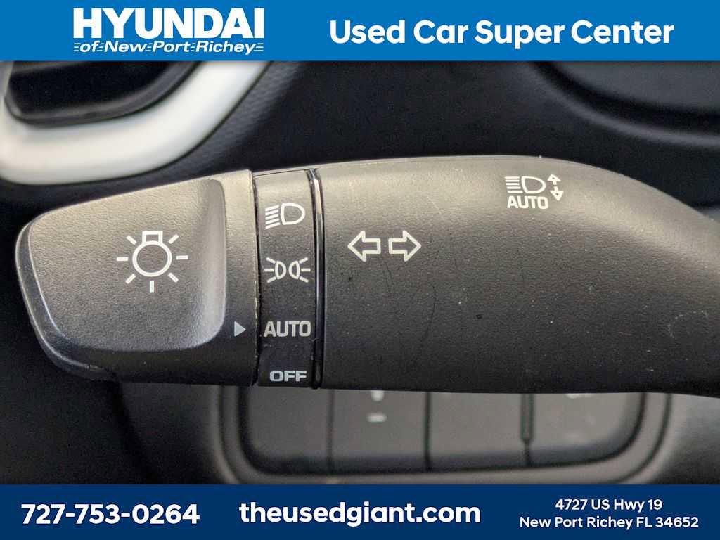 Used 2023 Hyundai Venue Limited image 28