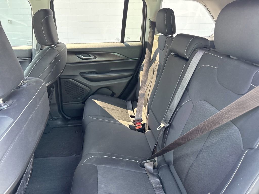 Used 2023 Jeep Grand Cherokee Laredo AWD/4WD image 12