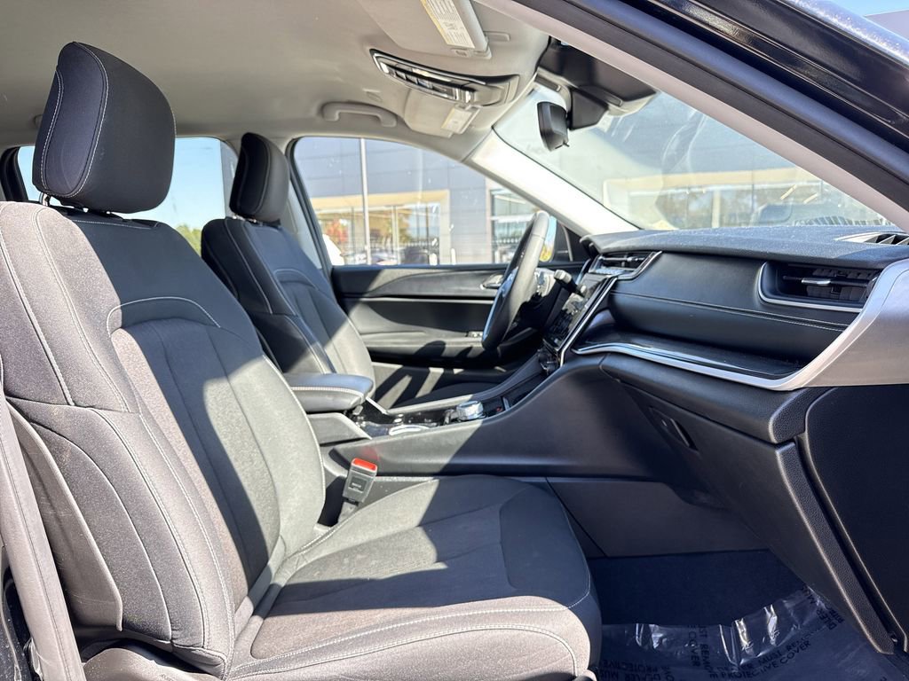 Used 2023 Jeep Grand Cherokee Laredo w/ Luxury Tech Group I image 18