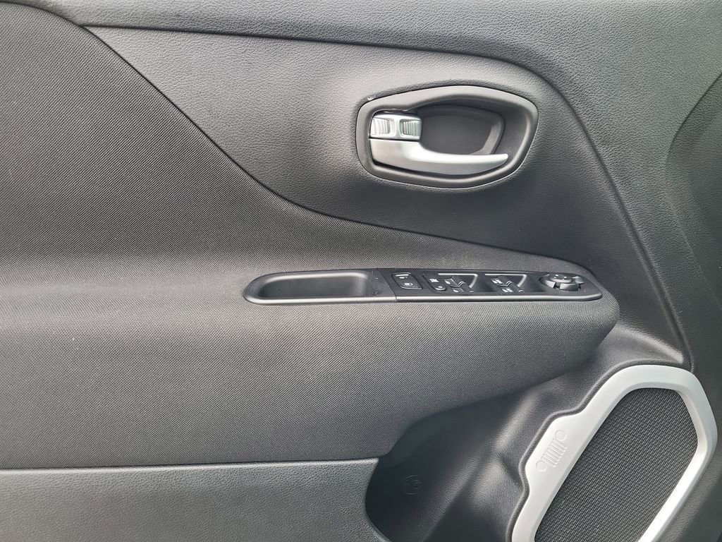 Used 2020 Jeep Renegade Latitude w/ Cold Weather Group image 11