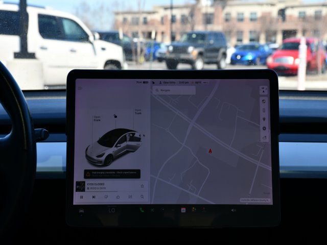 Used 2020 Tesla Model 3 Standard Range image 18