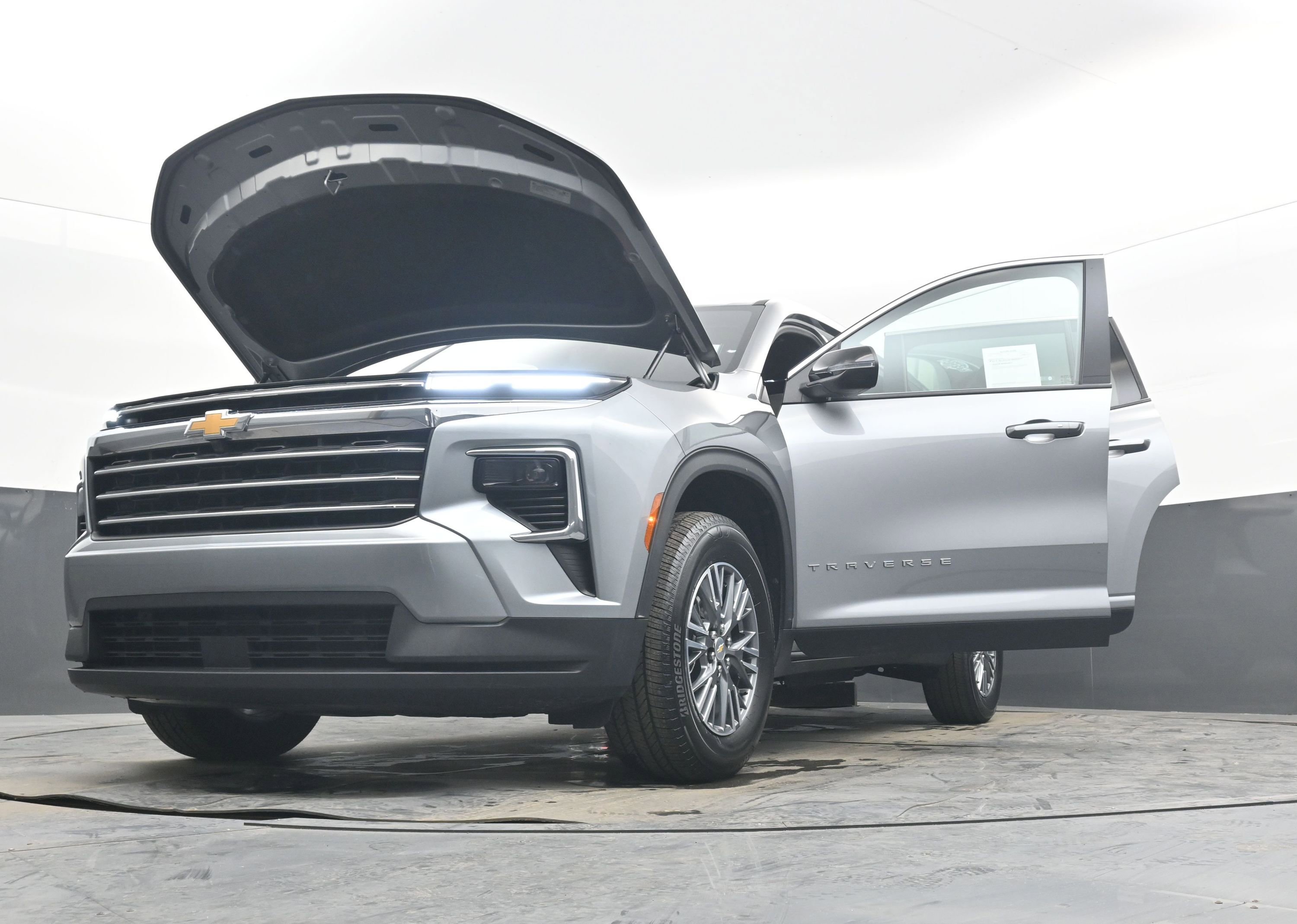 Used 2025 Chevrolet Traverse LT image 41