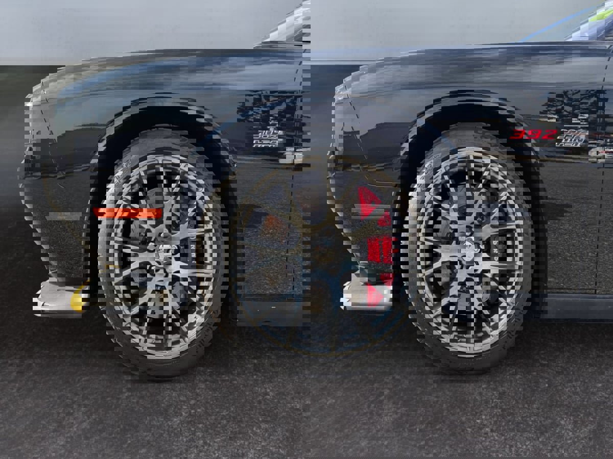 Used 2016 Dodge Challenger SRT image 9