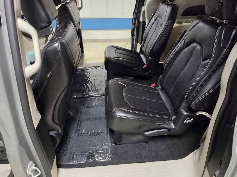 Used 2024 Chrysler Pacifica Touring-L image 14
