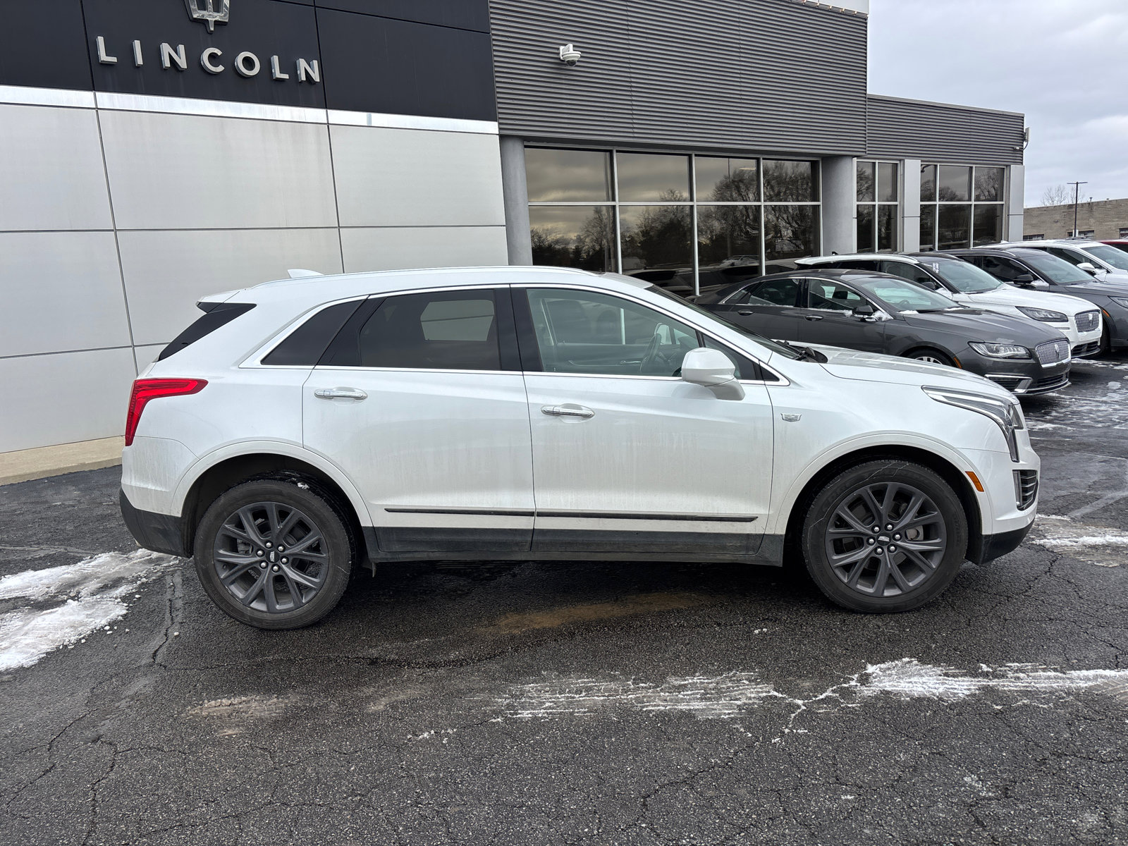 Used 2018 Cadillac XT5 Luxury w/ LPO, Black Ice Package image 8