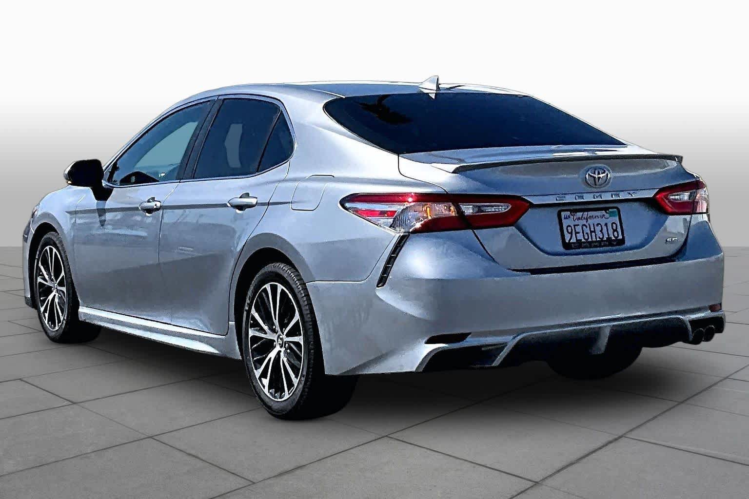 Used 2020 Toyota Camry SE w/ Convenience Package FWD image 11