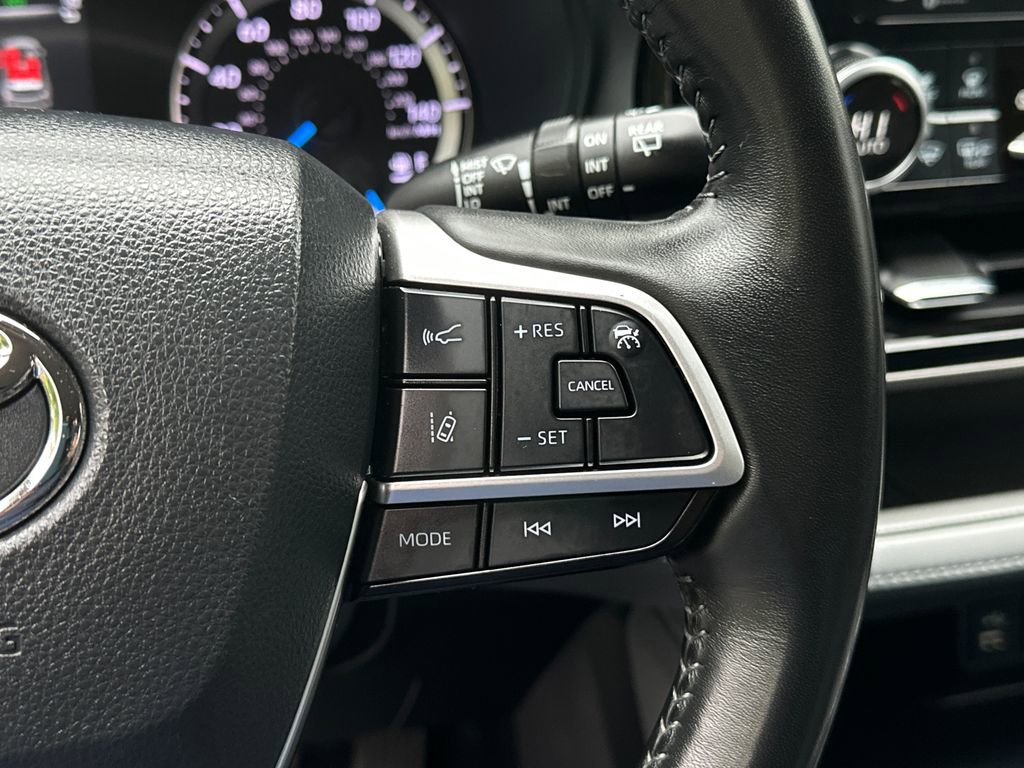 Used 2022 Toyota Highlander LE AWD/4WD image 23