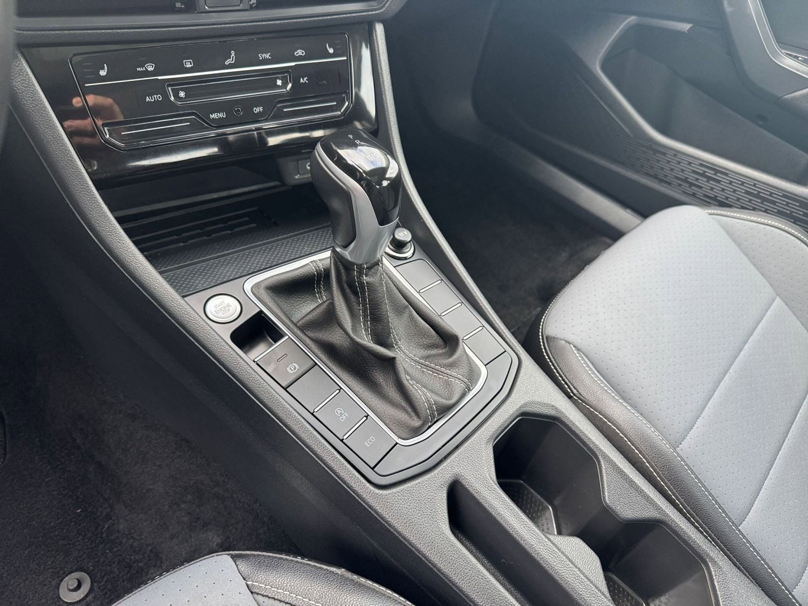 Used 2025 Volkswagen Jetta SE image 42