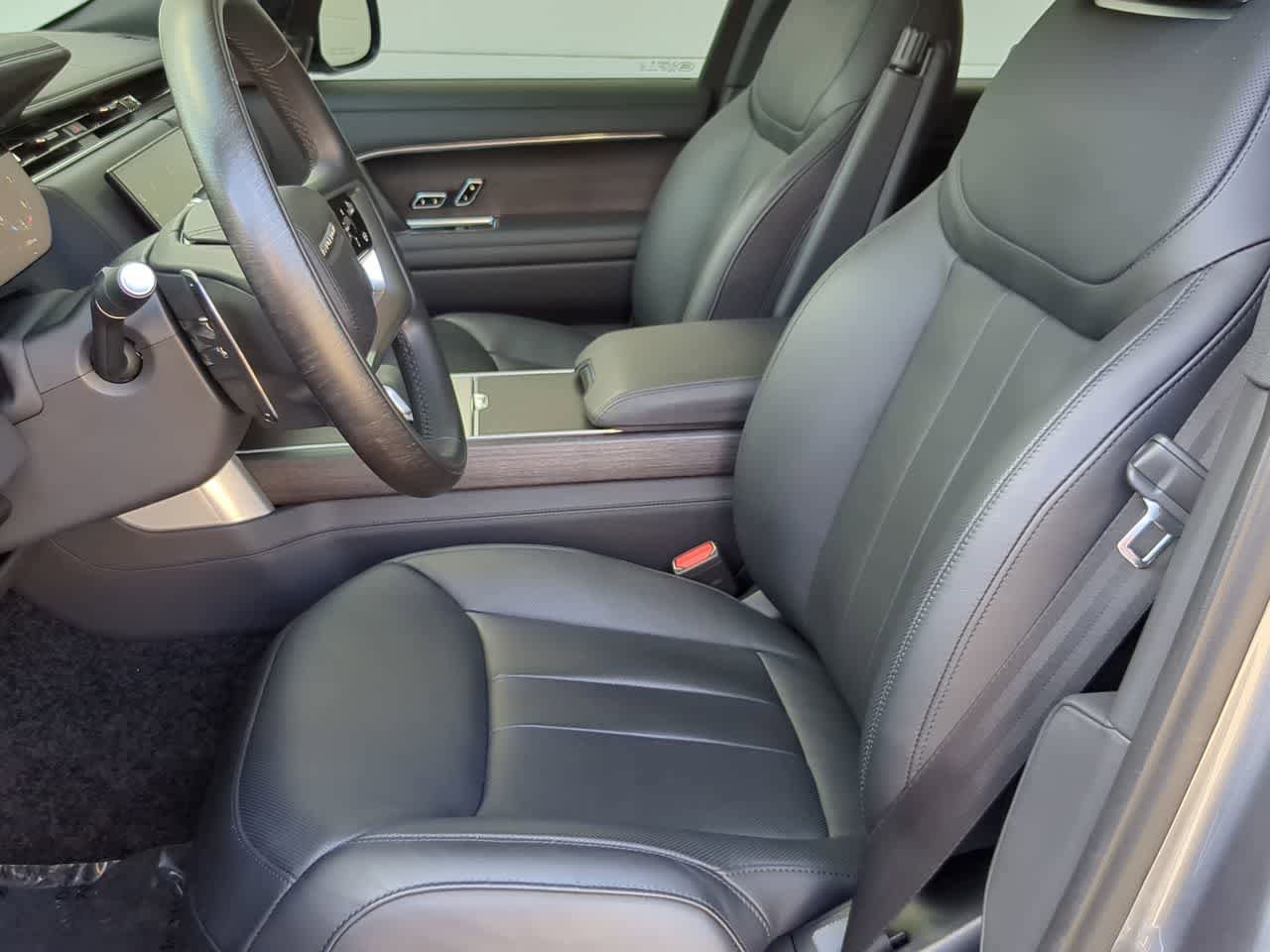 Used 2025 Land Rover Range Rover SE image 17