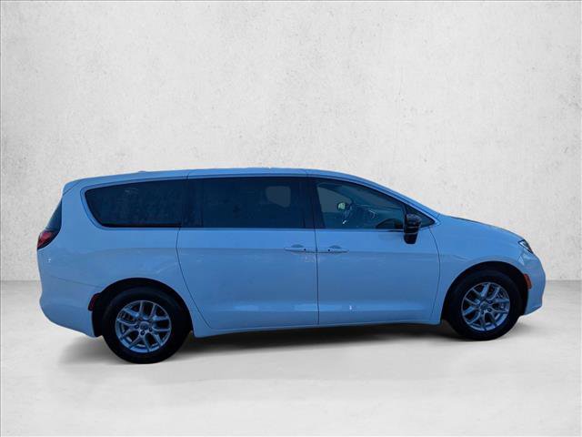 Used 2024 Chrysler Pacifica Touring-L FWD image 4
