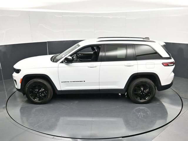 Used 2025 Jeep Grand Cherokee Altitude AWD/4WD image 48