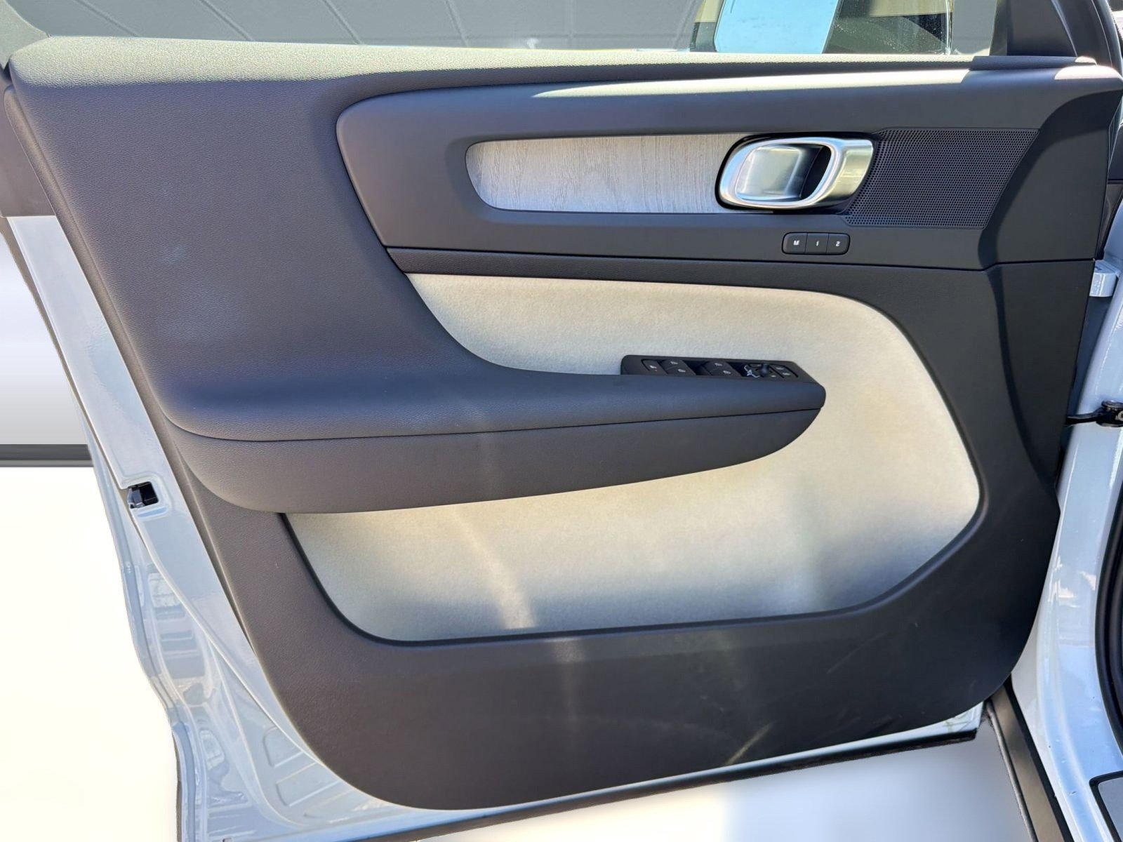 Used 2024 Volvo XC40 B5 Plus w/ Protection Package Premier image 22