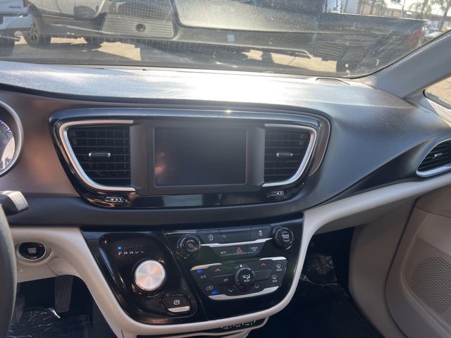 Used 2022 Chrysler Voyager LX image 15