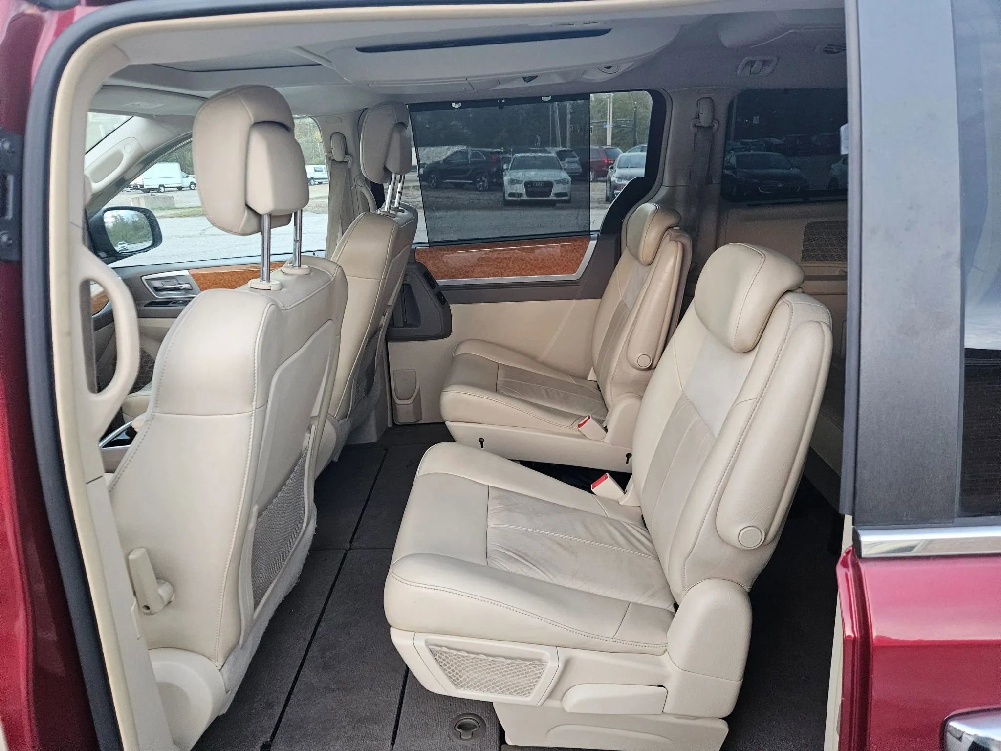 Used 2010 Chrysler Town & Country Limited FWD image 14