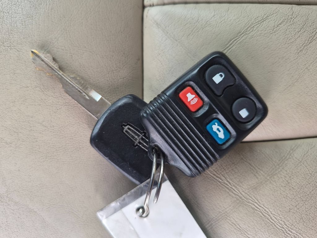 Used 2003 Lincoln Town Car Executive RWD image 28