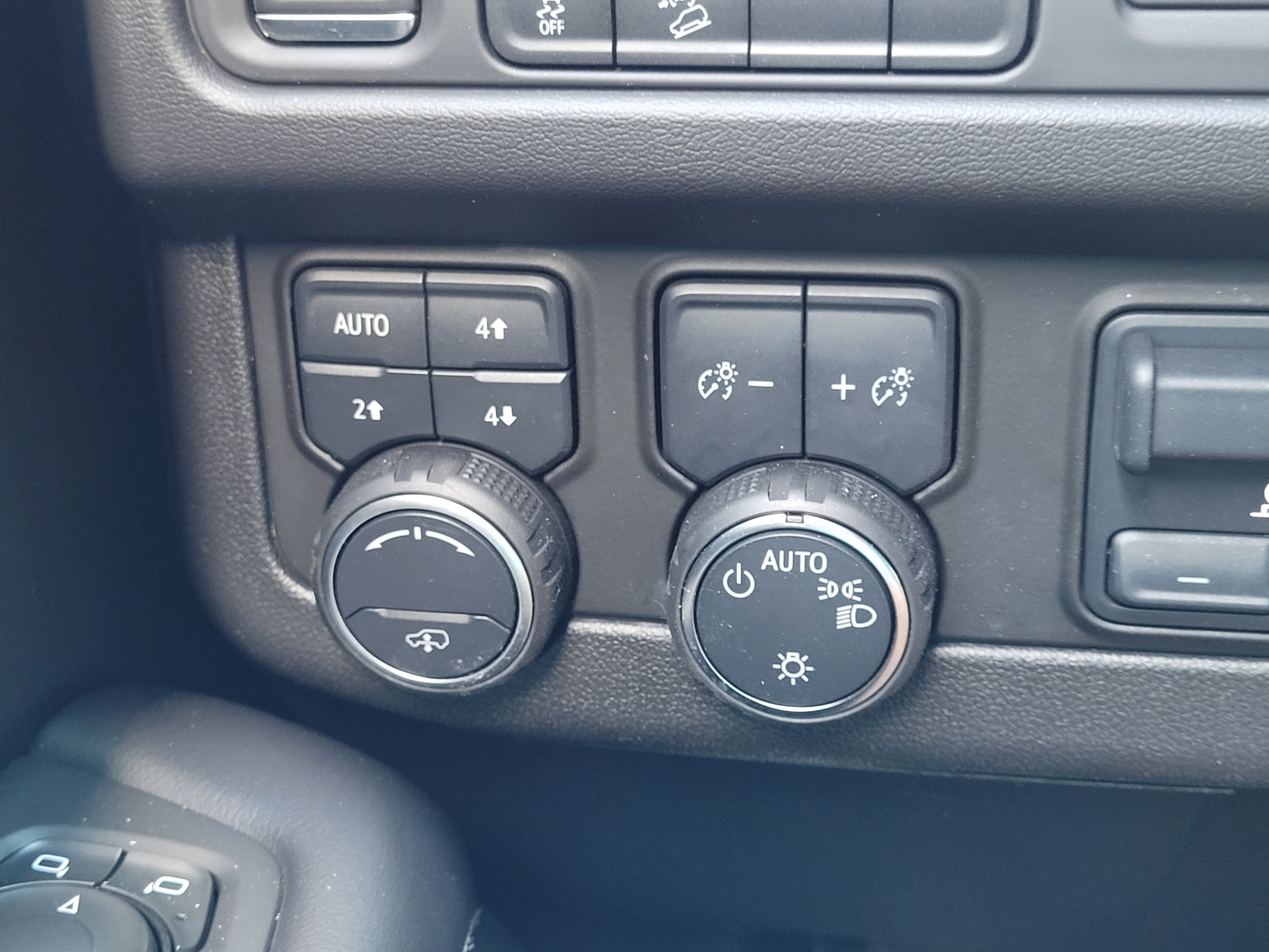 Used 2021 Chevrolet Suburban Z71 w/ Z71 Off-Road Package AWD/4WD image 18