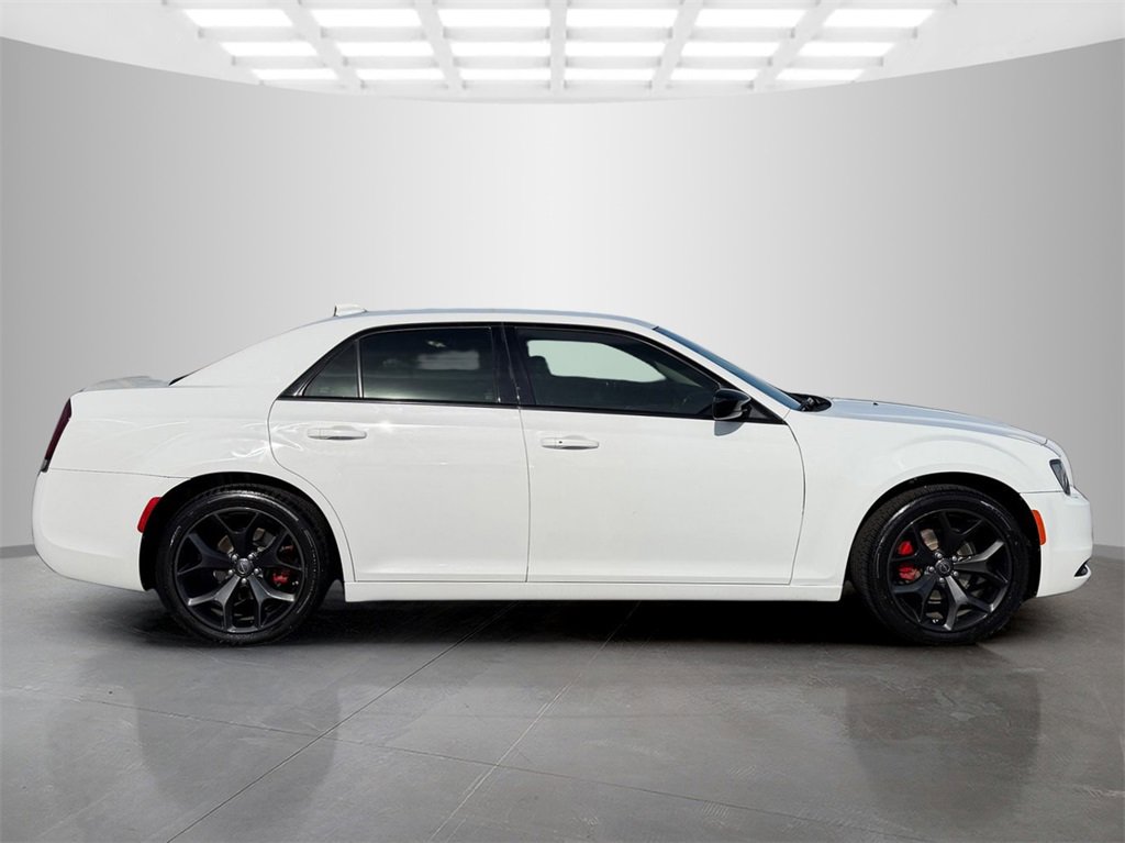 Used 2022 Chrysler 300 Touring w/ Sport Appearance Package image 6