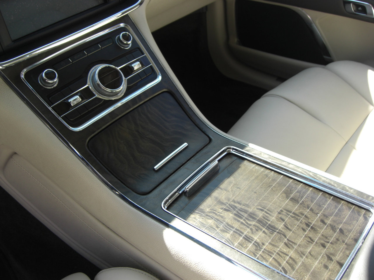 Used 2017 Lincoln Continental Premiere image 9