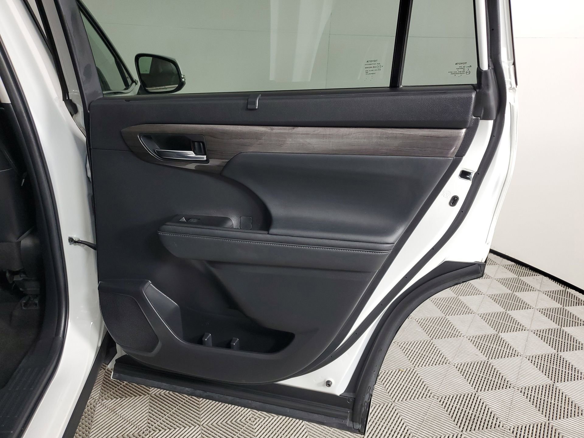 Used 2023 Toyota Highlander Limited image 26